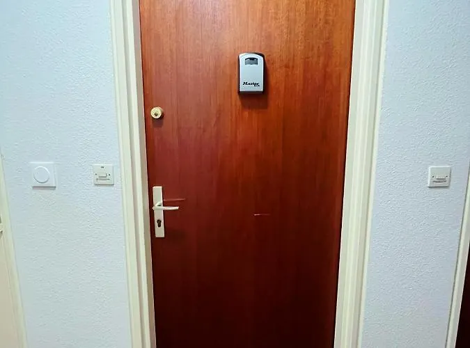 Calme Et Arboree Proche De La דירה *