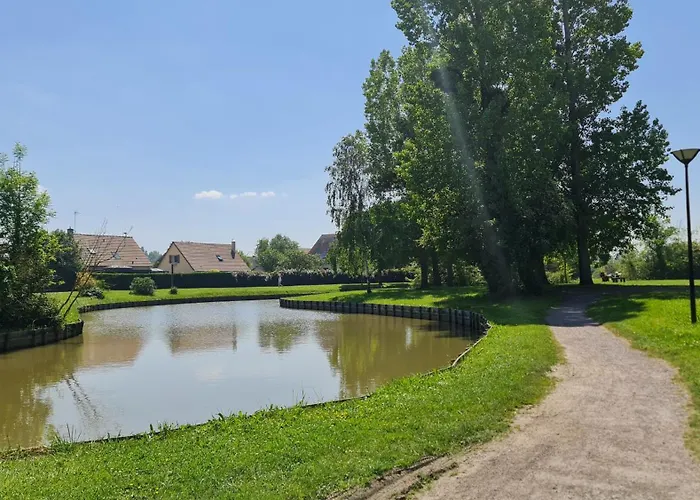 Calme Et Arboree Proche De La דירה